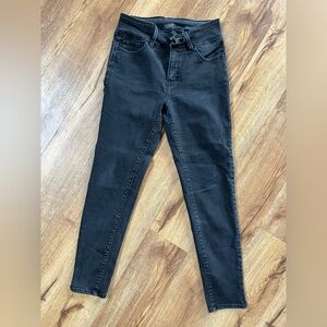 Sleek Black Skinny Jeans for Women